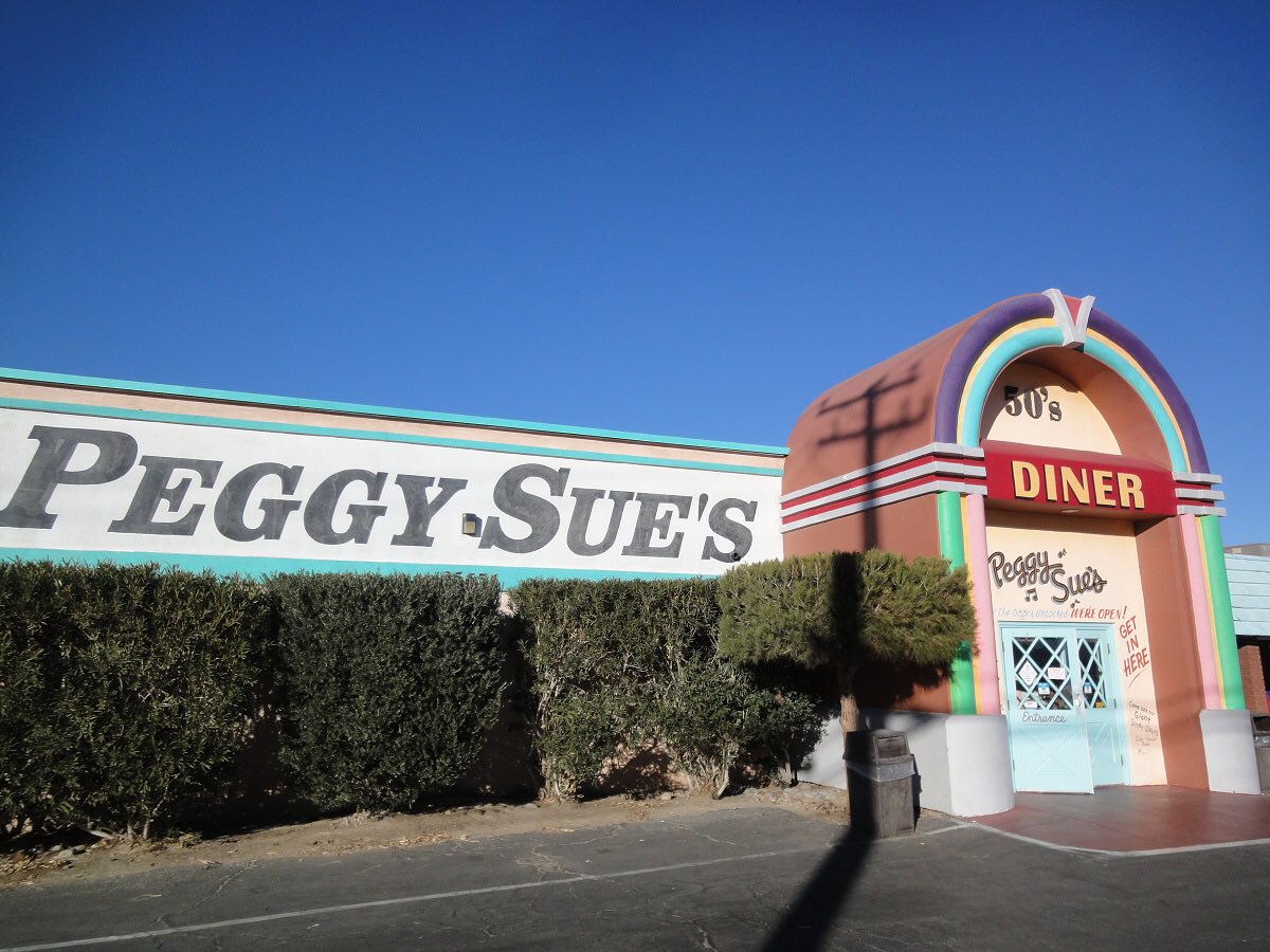 昨日の投稿に続き「Peggy Sue's 50's DINER」です。外観もまさに「ザ・ダイナー」ですね！
#アメリカ旅行協会 #アメリカって楽しい #ペギースーダイナー #カリフォルニアyermo #peggysuesdiner #50sdiner #アメリカンダイナー #インターステイトハイウェイ15号線