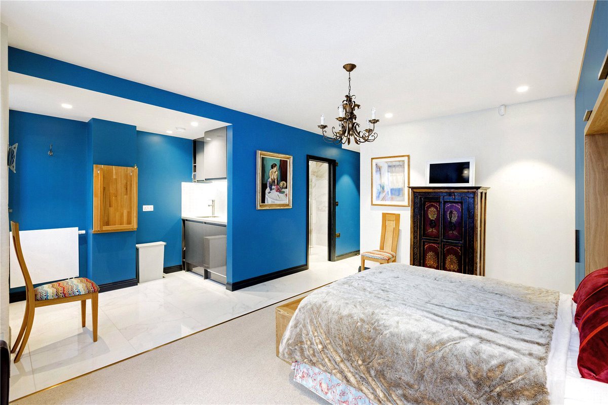 shortlets's tweet image. #PropertyoftheDay  Fantastic studio apartment available NOW for short let in popular #Chelsea only £495 pw Call: 020 3040 8340 to book. @chestertons