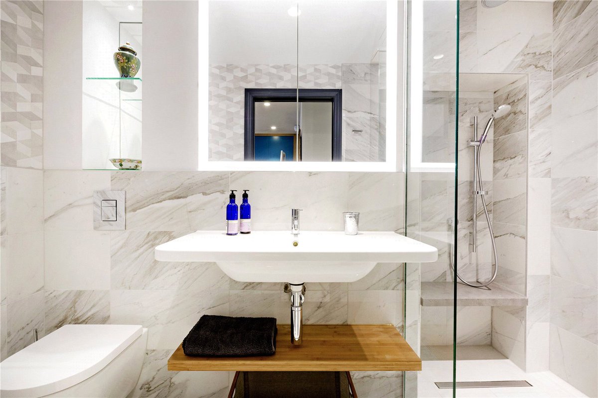 shortlets's tweet image. #PropertyoftheDay  Fantastic studio apartment available NOW for short let in popular #Chelsea only £495 pw Call: 020 3040 8340 to book. @chestertons