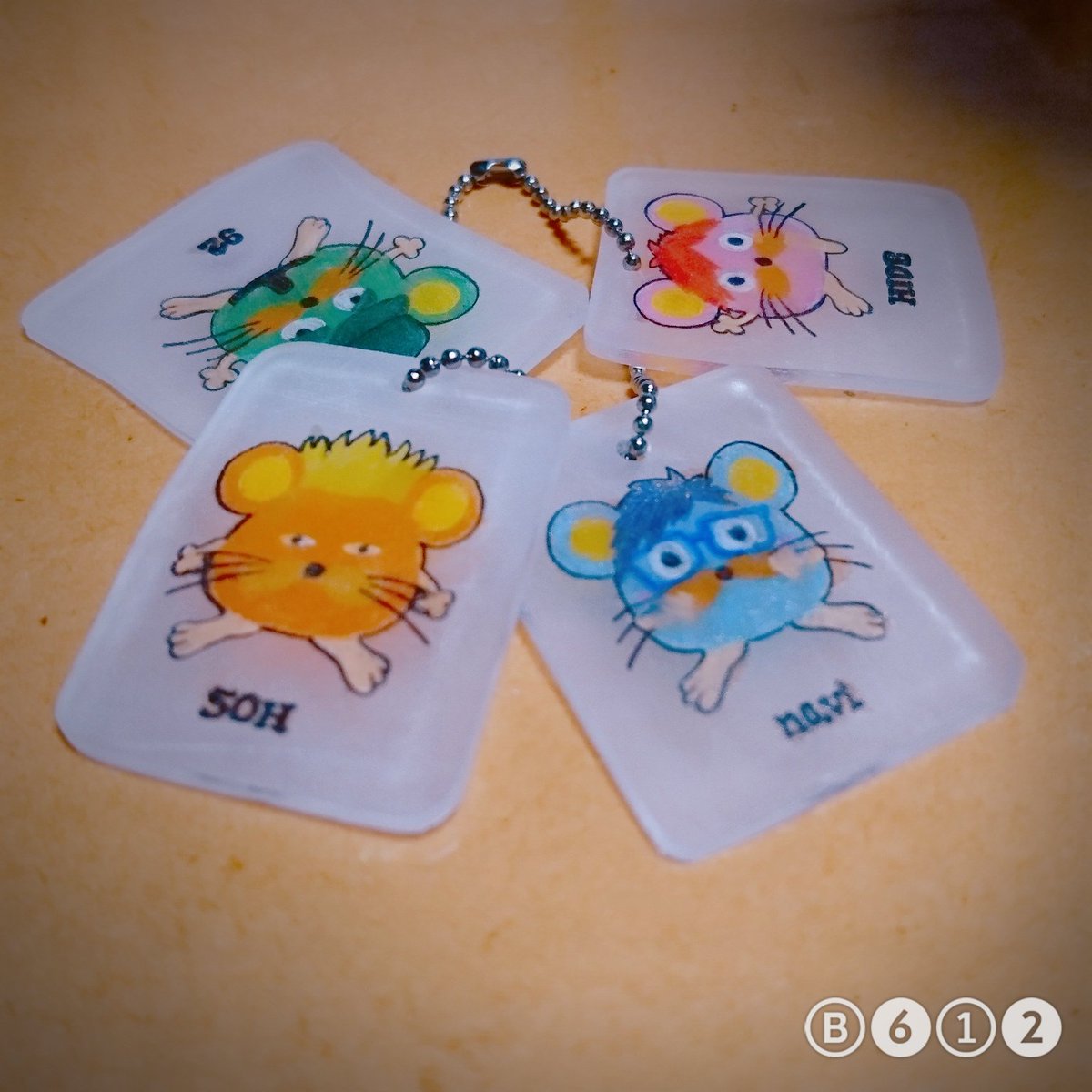 たくみ プラ板で作ったgreeeen 色鉛筆で色つけてトップコートで仕上げ 4人のは大きさバラバラになっちゃった シルエットの好き Greeeen プラ板 ストラップ たくみ プラ板で作ったgreeeen 色鉛筆で色つけてトップコートで仕上げ 4人のは大きさバラバラになっちゃった シルエットの好き Greeeen プラ板 ストラップ