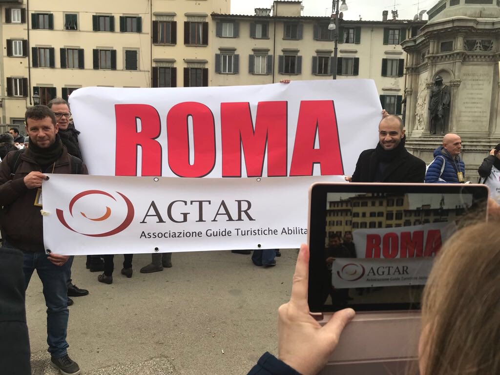 agta_guide's tweet photo. Manifestazione delle #guideturistiche #AGTAR ora a #Firenze contro i #corsi abilitanti permessi dalla #RegioneToscana. La professione richiede esami di stato. https://t.co/Ob9WgKqVs9