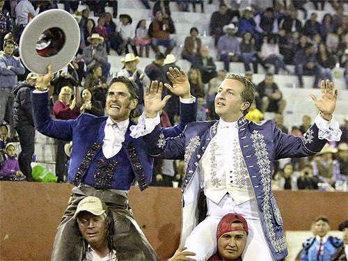 Ayer en Ayutla, Jalisco, compartieron el triunfo Emiliano Gamero, que cortó 4 Orejas y un Rabo y <a href="/jorgehdezgarate/">Jorge Hernandez</a> quien cortó 4 Orejas y ambos salieron a hombros. Los <a href="/recortador_esmx/">RecortadorEspañoles</a> fueron Ovacionados.