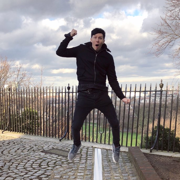 AmazingPhil's tweet photo. Aaah thanks for all the birthday messages! I had a lovely day being a London tourist 🎈🎈 https://t.co/gODPy0gr7E