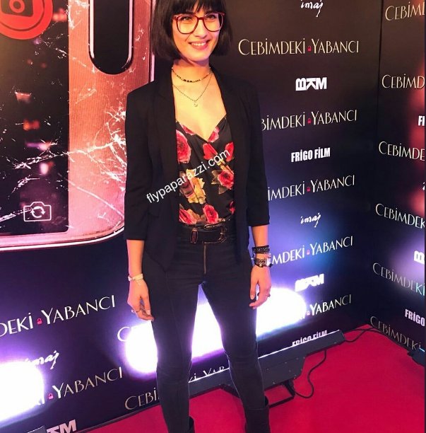 TubabuyukustunG's tweet photo. #CebimdekiYabancı gala @FerzanOzpetek #TubaBüyüküstün @TubaBustun https://t.co/kl2fPutTYW