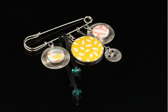 Broche épingle à breloques #bijouxfantaisie #madeinfrance buff.ly/2EoxYbm