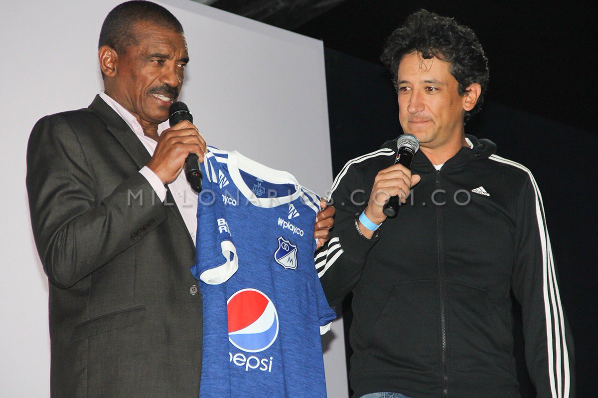 Nuestro ídolo Arnoldo “Guajiro” Iguarán le entregó la camiseta 2018 al Capitán Andrés Cadavid. 😁😱🏆Ⓜ️⭐️ #AUnaSolaVoz <a href="/GuajaroIguaran/">Arnoldo Iguarán</a> <a href="/AndresCadavid26/">Andres Cadavid</a> @casaleantonio