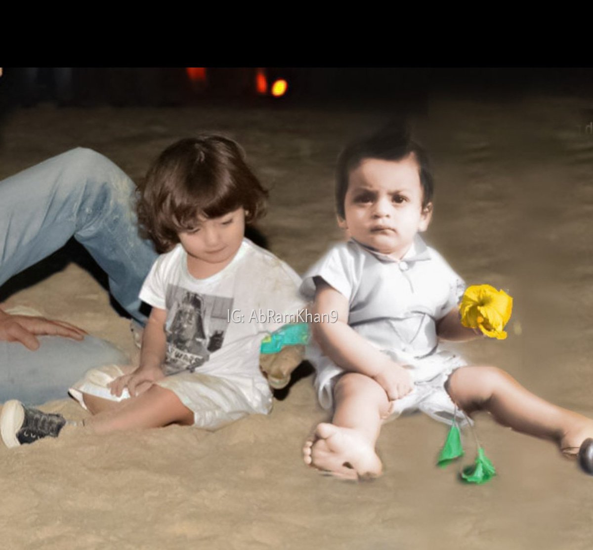 iamsrkbw's tweet photo. Babies on the beach 🍸🍸 #AbRamKhan #ShahRukhKhan # https://t.co/R1vjz7HRuk