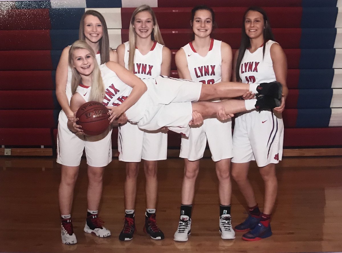 MirandaHennings's tweet photo. Senior Night tonight @ 5:45 🐾 #fabfive #glowup https://t.co/O4PDdfAr29