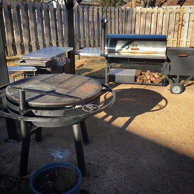 jesspryles's tweet image. Had a lot of questions about gear I cook on, and these guys looked so pretty in the early morning light, I just had to snap a pic. That’s the JP signature edition @pittsandspitts smoker (48” chamber) and my custom 36” chefs firepit with specialty grate, … ift.tt/2DOedgj