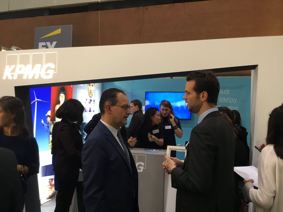 essec's tweet photo. .@VVinzi, DG de l'ESSEC sur le stand @KPMG_France #campusESSEC https://t.co/XdGv5CS28E