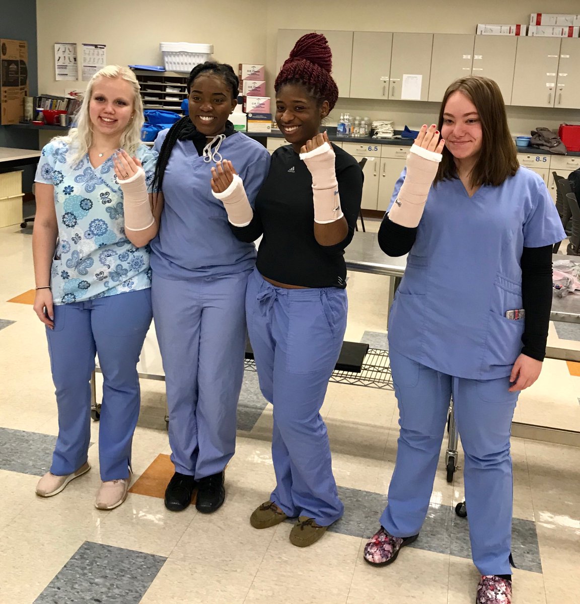 blainekelley's tweet photo. #ScarletOaks #seniors visit @ucclermont #UCEast #SurgTech lab. https://t.co/TqgySN1Odc