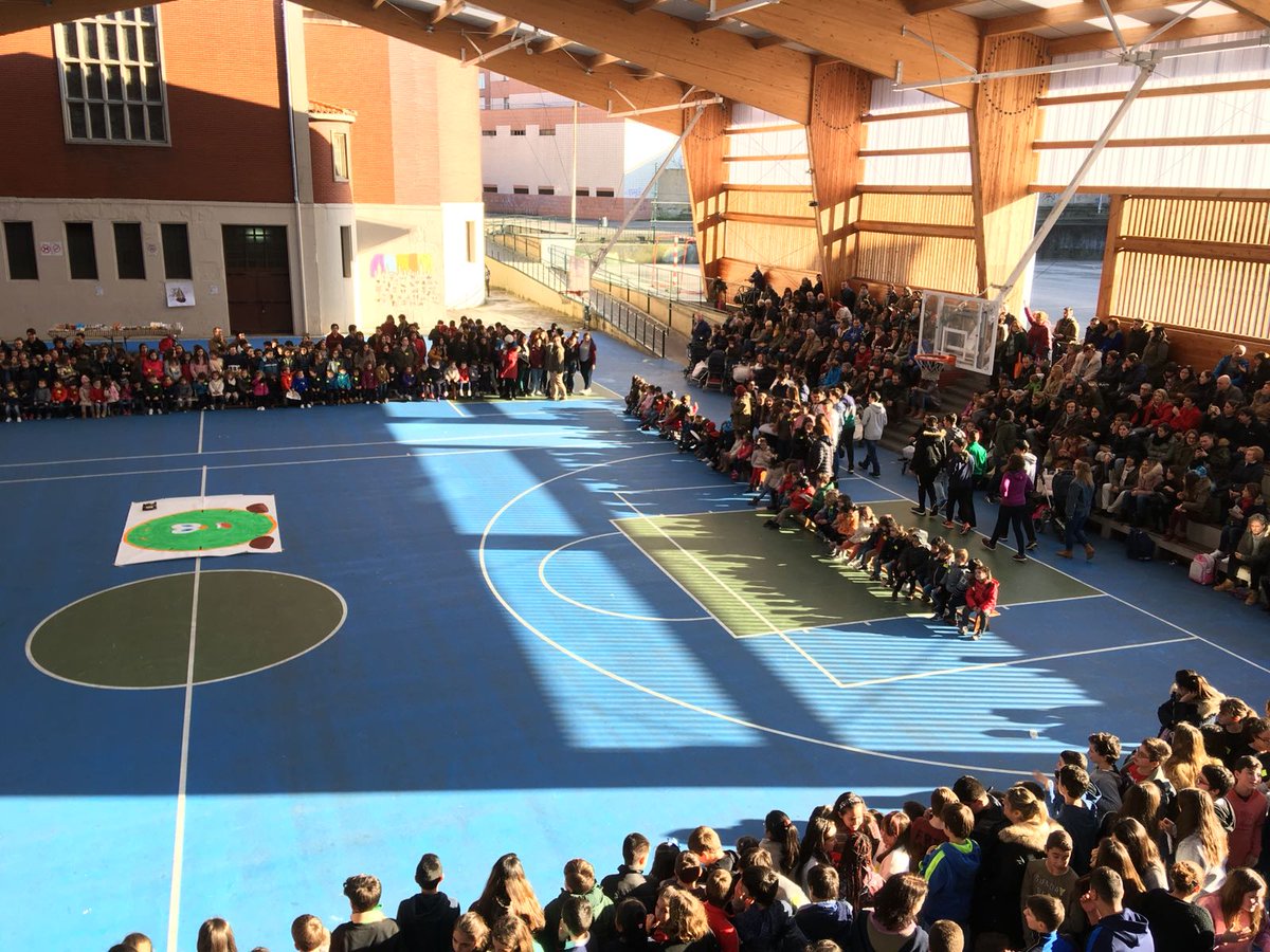 lasallesestao's tweet photo. Mila esker guztioi Bakearen aldeko ekitaldian parte hartzeagatik. @lasallesestao #zurebizipozaneurea https://t.co/Y9lUSutHzU