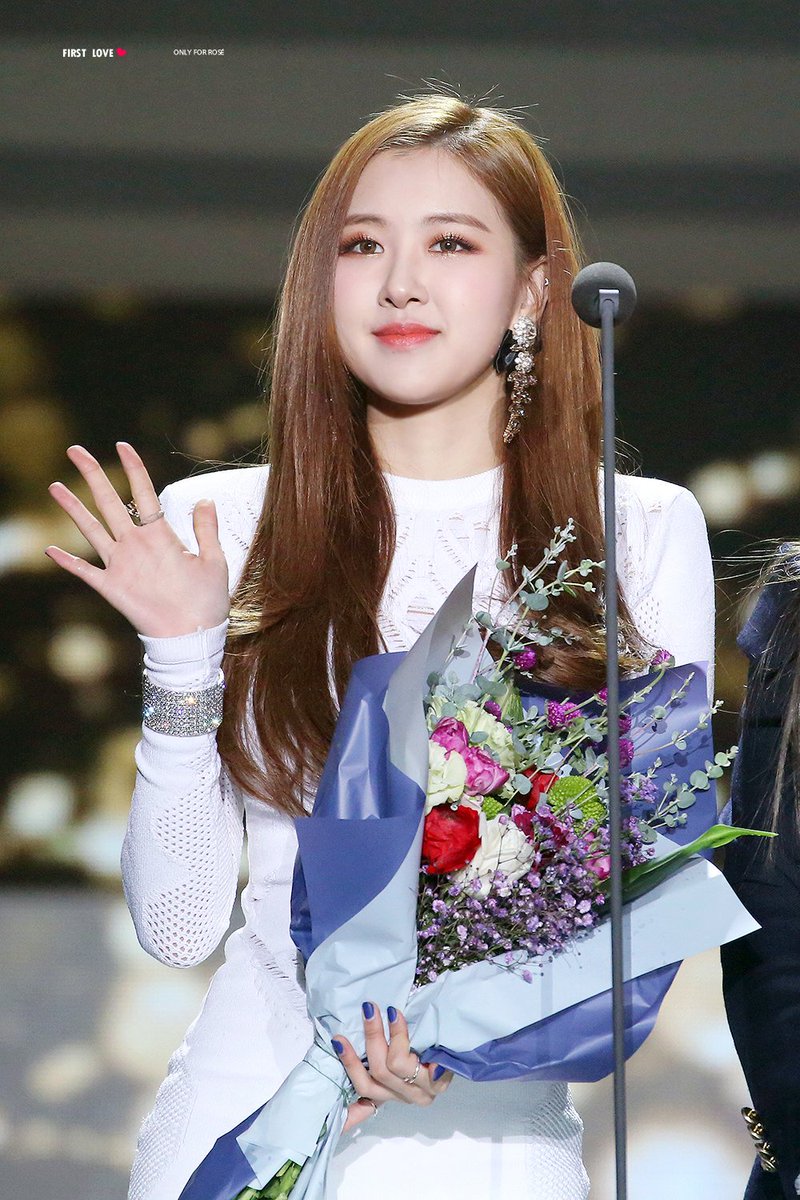 firstlove_rose's tweet photo. 180125 서울가요대상 🌹

채영이 너무 이뻐 🌹💕
본상 수상 다시한번 축하행💕

#블랙핑크 #로제 #BLACKPINK #ROSÉ 

👉👉👉
https://t.co/KWxdnKy8so https://t.co/kVrLZQf0mF