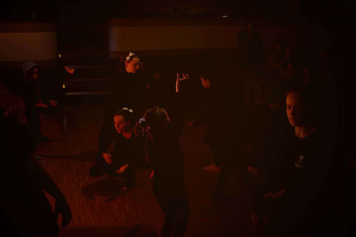 Som gest i llum.
escoladeteatredepiera.com