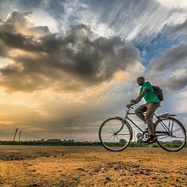 EverydayAfrica's tweet photo. The sunsets as a man cycles home in Harare. Cycling has become a popular mode of transport in Harare. Growing up we used to call this type of bicycle a "black mamba.
Photo by @ralphchikambi  for @everydayzimbabwe 
#Harare #Zimbabwe #visitzimbabwe #everydayafrica #everydaycyc… https://t.co/0OTBUVMA0m