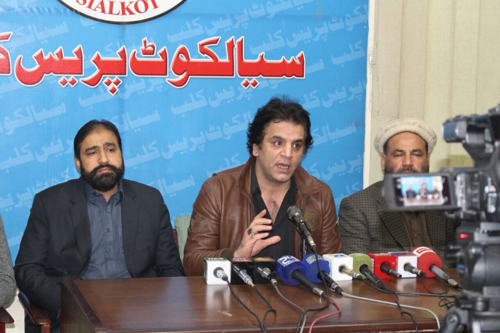 UmerPTIOfficial's tweet photo. سائے کی طرح پیچھا جاری رکھیں گے’ خواجہ آصف منی لانڈرنگ اور چوری جیسے سنگین جرائم میں ملوث ہیں’ شکست ان کا مقدر بن چکی۔ https://t.co/JhDhJkTqVK