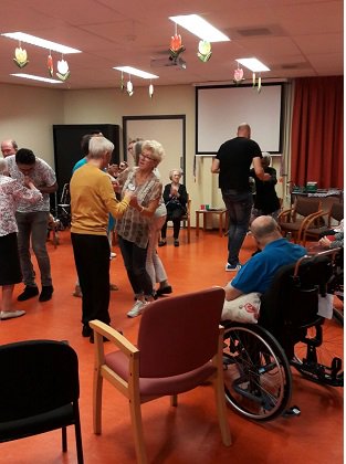 Topaz_zorg's tweet photo. Zondag 28 januari stond Topaz #Overrhyn in het teken van muziek en dans. Dit keer deden niet alleen de vaste deelnemers van deze wekelijkse activiteit mee, ook hun familie en mantelzorgers waren uitgenodigd om deel te nemen. Het was een fantastische middag! https://t.co/4yzv2J6Pjq