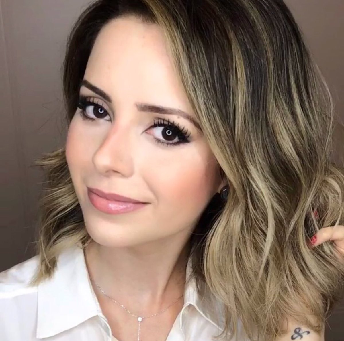 Blog_Scandal's tweet photo. Após completar 35 anos, Sandy renova o corte de seu cabelo https://t.co/H9ePBajA4T https://t.co/HDcgN3fUmF