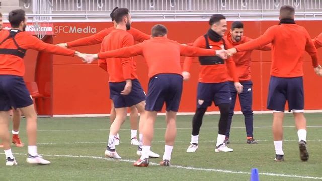 teamlayun's tweet photo. Primer entrenamiento de @Miguel_layun con el equipo #SevillaFC vía #SFCMedia #VideoLayun https://t.co/ORkbXM4Stv https://t.co/MdT5E9Un2k