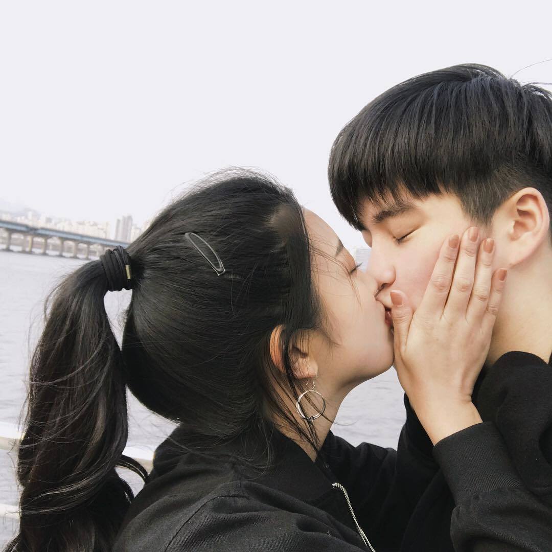 Корейская парочка поцелуй
