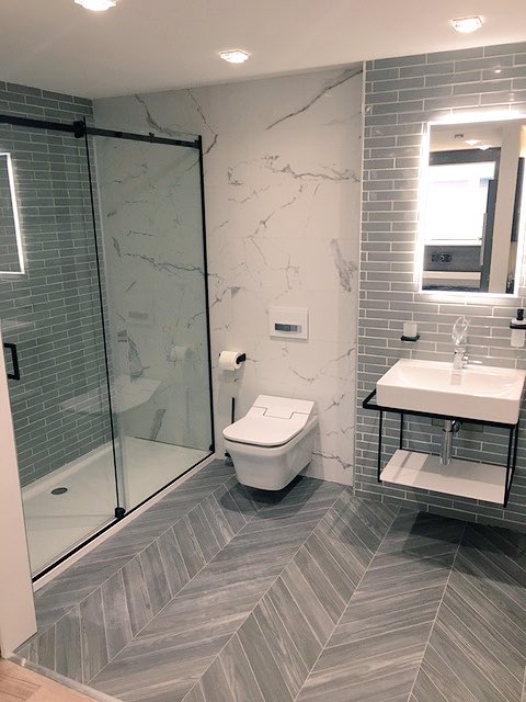 theshowerlab's tweet photo. Fantastic new display installed @teclifestyle @teclifestyle1 with a Tarim 30 in a Matt Black finish. Go and check it out now!! #black #slidingshower #frameless #ontrend #bathrooms #showers https://t.co/sHdyKhtkPE