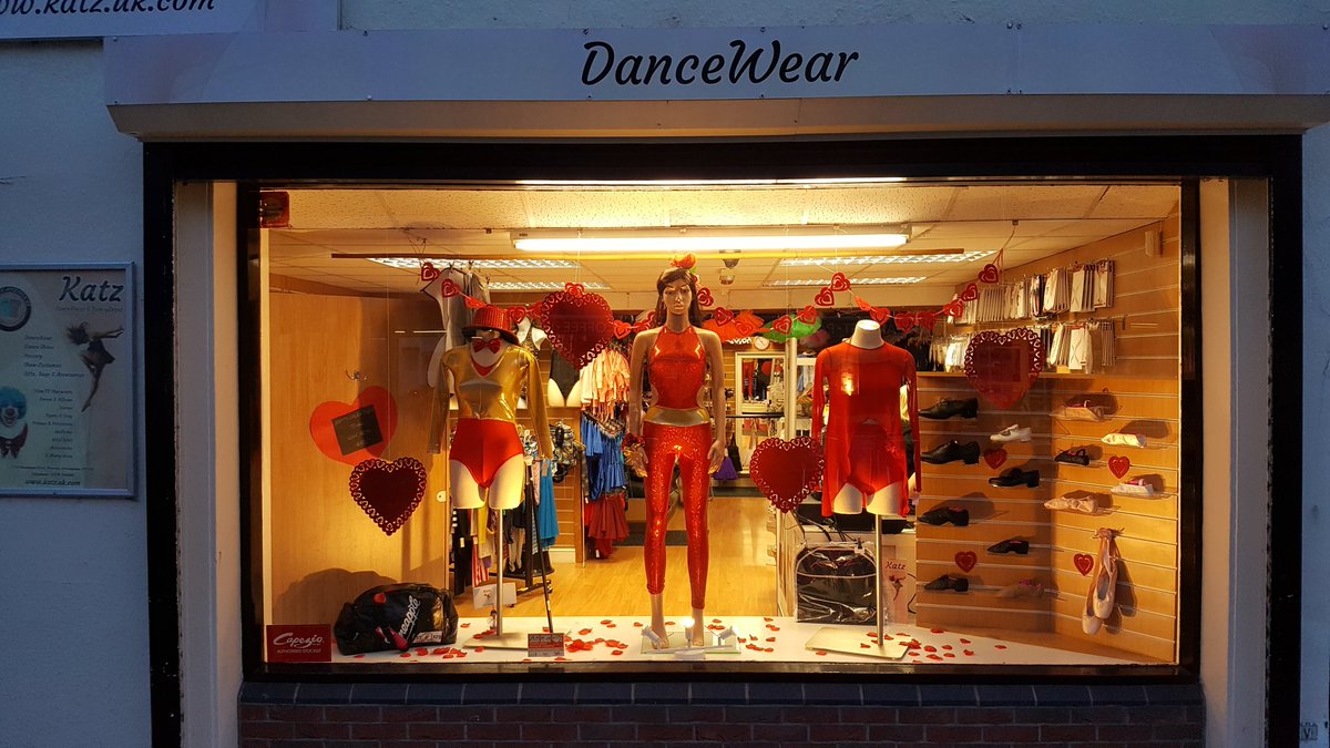 Valentine themed windows done <a href="/Katzfancydress/">Katz Fancydress</a> @WarksTN <a href="/NBBCouncil/">NBBC</a>