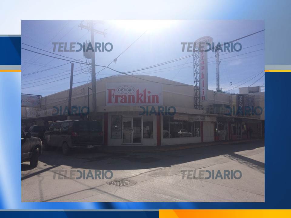 TDReynosa's tweet photo. En #Reynosa se registro el robo de una óptica ubicada en la zona centro a pocos metros de la presidencia municipal. Mas información por #TDReynosa https://t.co/dDIfaMqcvz