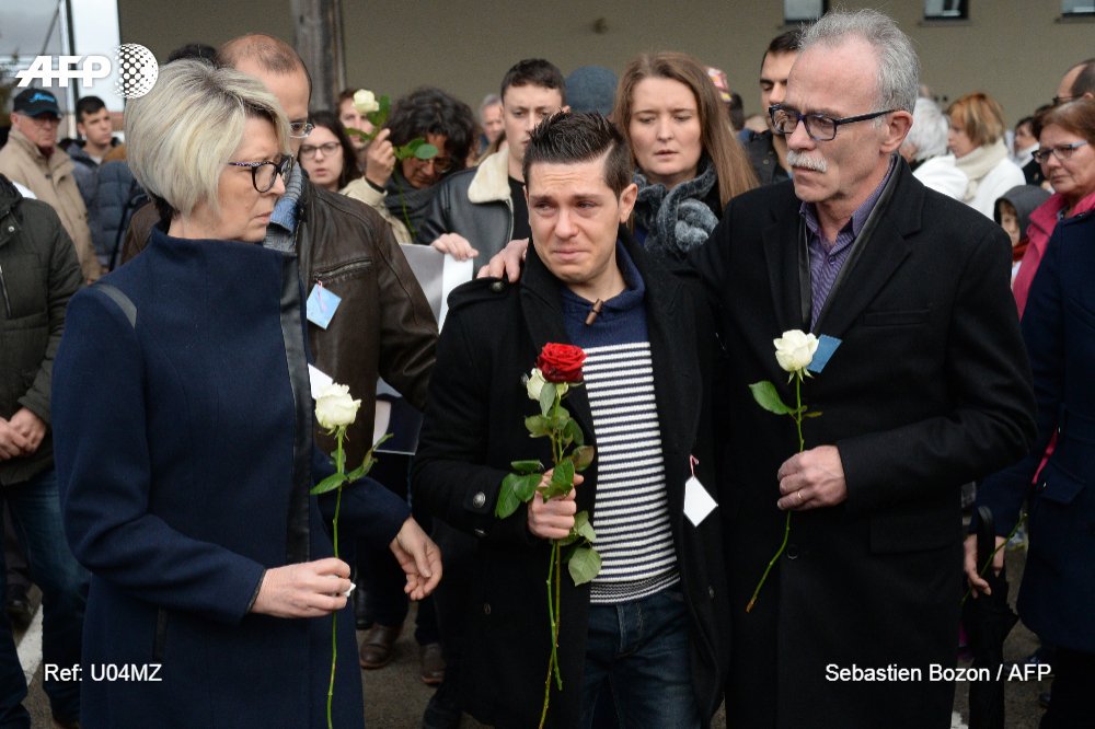 Tout ce cinéma auprès des parents, ce simulacre de marche blanche en mémoire de sa femme en tenue de joggeur, ces fausses larmes qui cachaient l'horreur de sa culpabilité ...
Mais quelle grosse merde ce type !!!!!!
RIP Alexia 🌹
#JonathannDaval