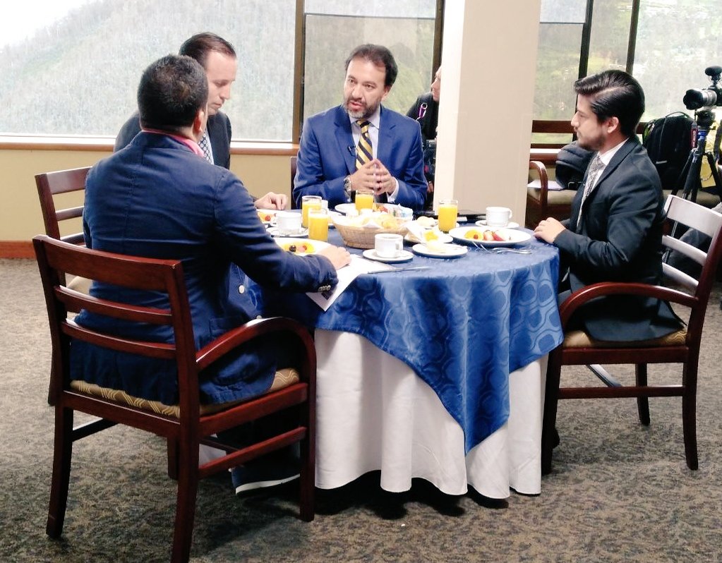 En este momento, CARTAS SOBRE LA MESA por la señal de <a href="/ActualidadRT/">RT en Español</a>. Debatimos sobre las preguntas de la Consulta Popular. Pueden seguir el programa a través de actualidad.rt.com/en_vivo y en Youtube por youtu.be/mV8jp1N2fSw