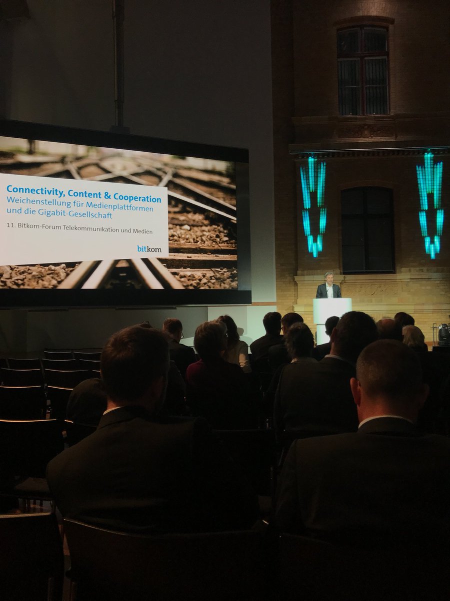 Bitkom's tweet photo. Für einen flächendeckenden Netzausbau müssen alle an einem Strang ziehen - und zwar alle an der gleichen Seite. @Achim_Berg eröffnet das #ftm18 https://t.co/FmW3wmWXl4