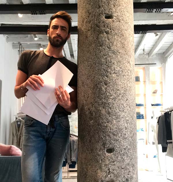 Vive a #Milano si occupa dell’immagine, dello #styling e degli allestimenti di una #boutique di lusso.
Conosciamo Gianluca Lattuchelli ex allievo del corso di #InteriorDesign

>>bit.ly/2tlGrqo