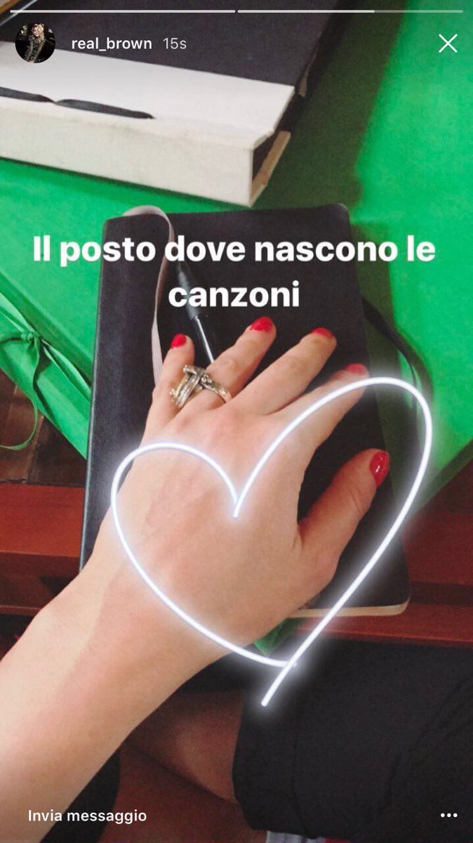 esserequi's tweet photo. @MarroneEmma IL quaderno..❤️ #EmmaRadioDeejay https://t.co/nHeeFhlEXY
