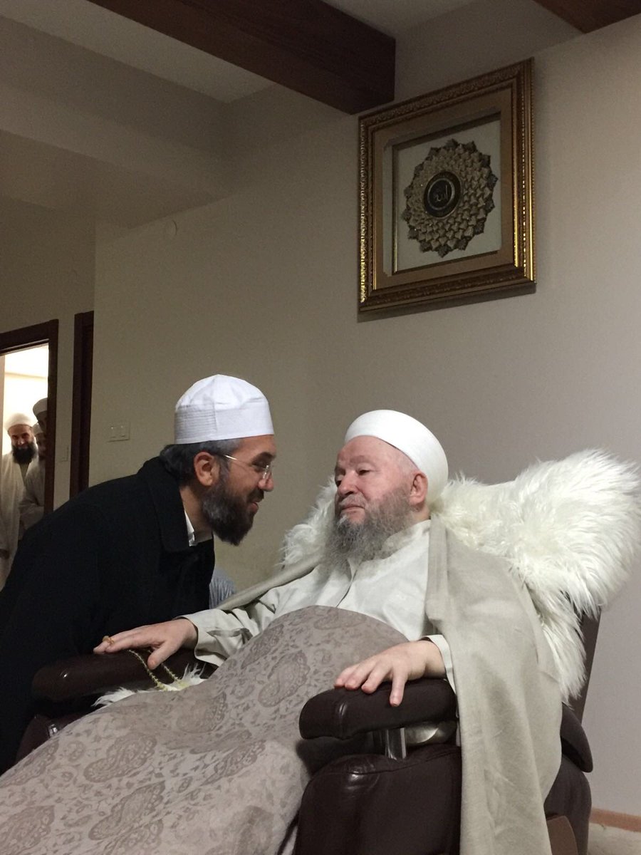 Ümmet’in maddede ve manada, anlayışta ve anlatışta, Kur’an-ı Kerim’e ve Sünnet-i Seniyye’ye kayıtsız şartsız ittiba ettiğinde yeniden muhteşem günlerine döneceğini anlatan ve ömrünü bu anlatışın tahakkuk edişine adayan namsız, nişansız Veli!
Selam sana, hürmet sana!