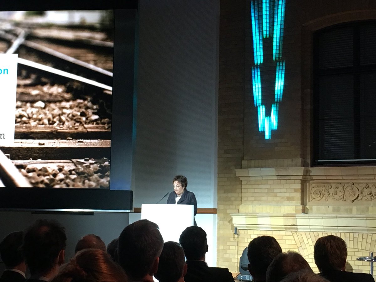 f_raspe's tweet photo. BM @brigittezypries beim #ftm18 berichtet davon, dass sich GroKo KoaVerhandler geradezu Überbieten mit digitalen Forderungen. Wäre schön wenn der KoaVertrag dann auch Vision für ein digitales DE aufzeigen würde... #Koalitionsverhandlungen #GroKo https://t.co/xH9siMtnLc
