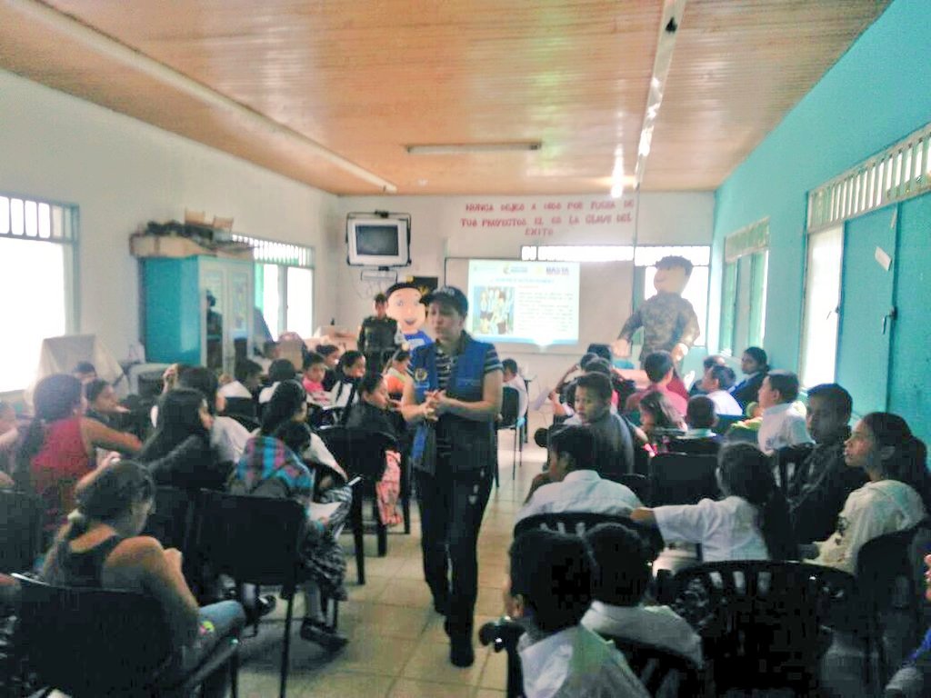 Ejercito_Div5's tweet photo. Con charlas y conferencias, el Grupo de Atención H. al Desmovilizado de @mindefensa, @PoliciaColombia y héroes #ComandoZeus #SextaBrigada dan a conocer a niños y niñas del colegio Francisco Olaya, #Rioblanco las estrategias de prevención para evitar el reclutamiento forzado https://t.co/CpDuqSZX8B