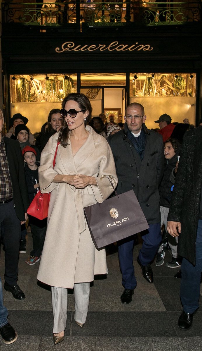 Guerlain's tweet photo. Illuminating #Paris the city of lights, #Guerlain muse Angelina Jolie visited our flagship boutique, 68 avenue des Champs-Élysées, to discover even more about la Maison Guerlain and our 190-year history. ✨ https://t.co/3IJdhAO1PN
