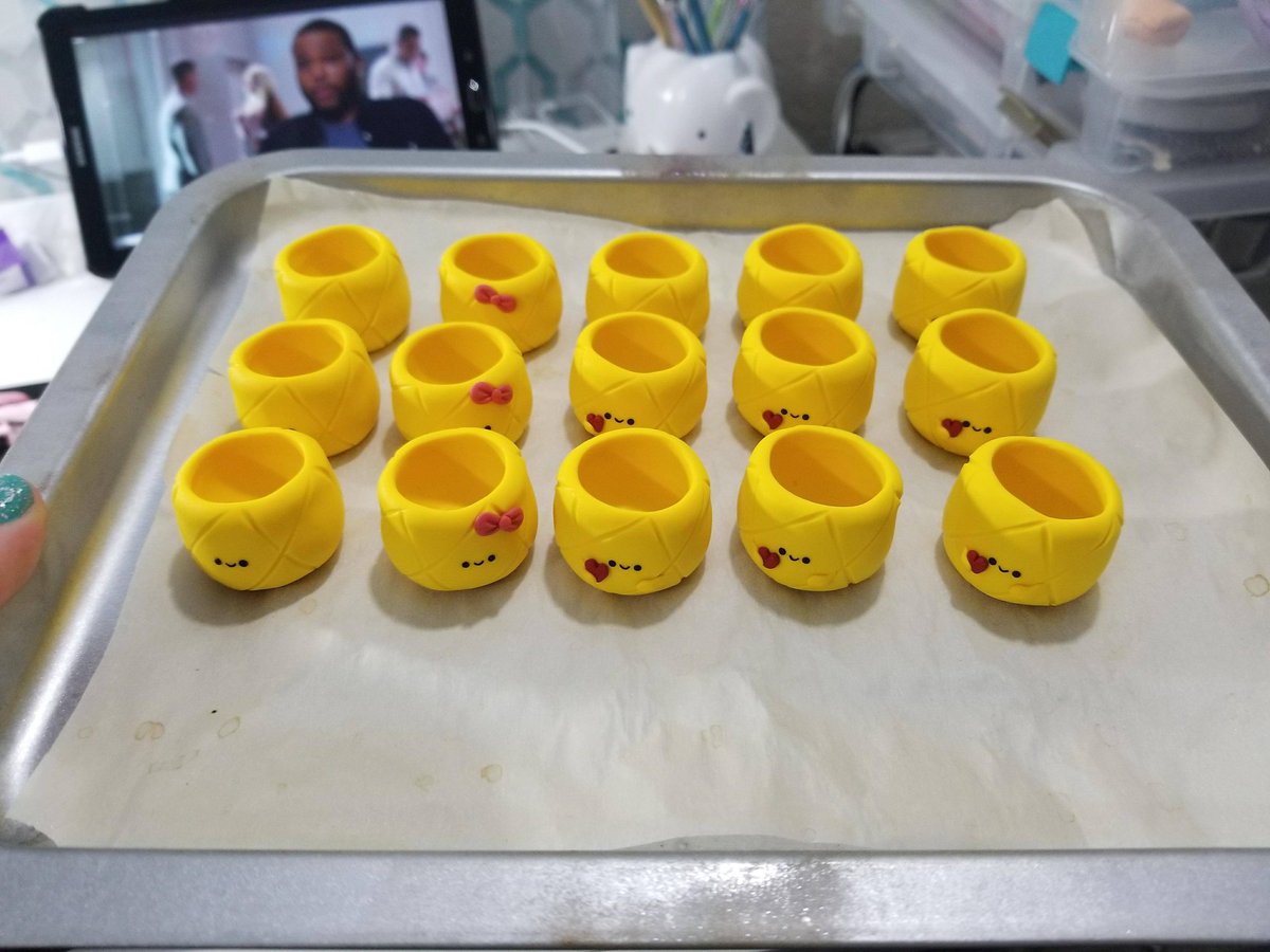 FunSuspects's tweet photo. Major pineapple planter production happening. I hope your day is as bright and sweet as mine!
.
#airplantholders #pineappleparty #pineapple #pineapplelove #pineappleaddict #pineapplefan #pineapples #hearts #valentine #heart #valentinesgift #sculpy #polymerclay #ilovepineapples https://t.co/RtiVF1RpvZ