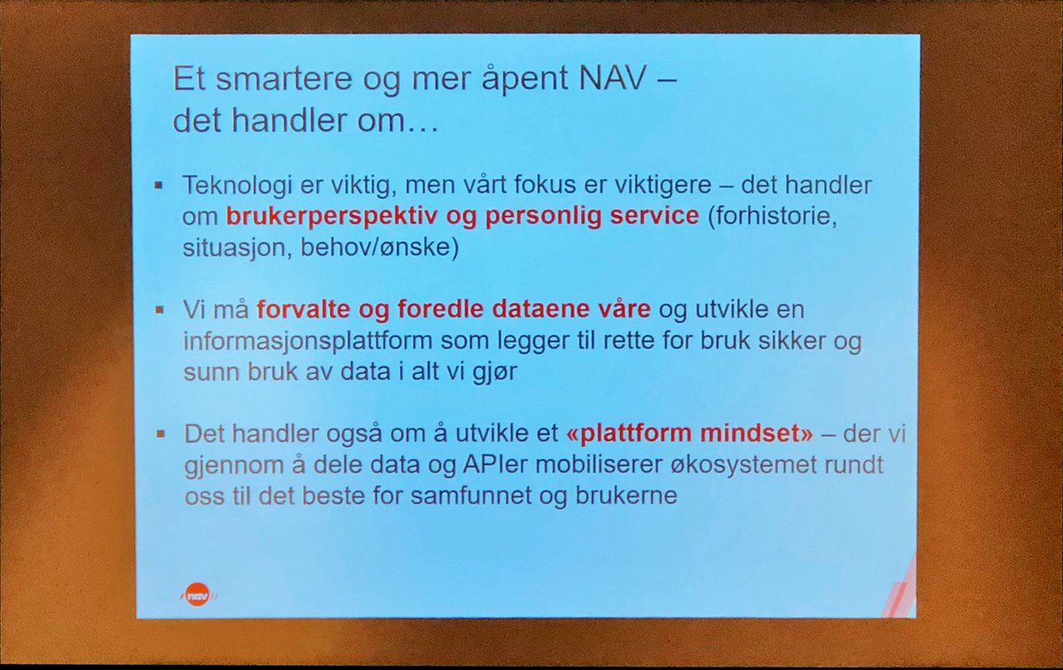 sisomm's tweet photo. .@TobyLar med bra Keynote på #software2018 @DND_Norge om hvordan @NAVnorge tenker å bygge plattform og slippe andre til https://t.co/sFRnw9wgUe
