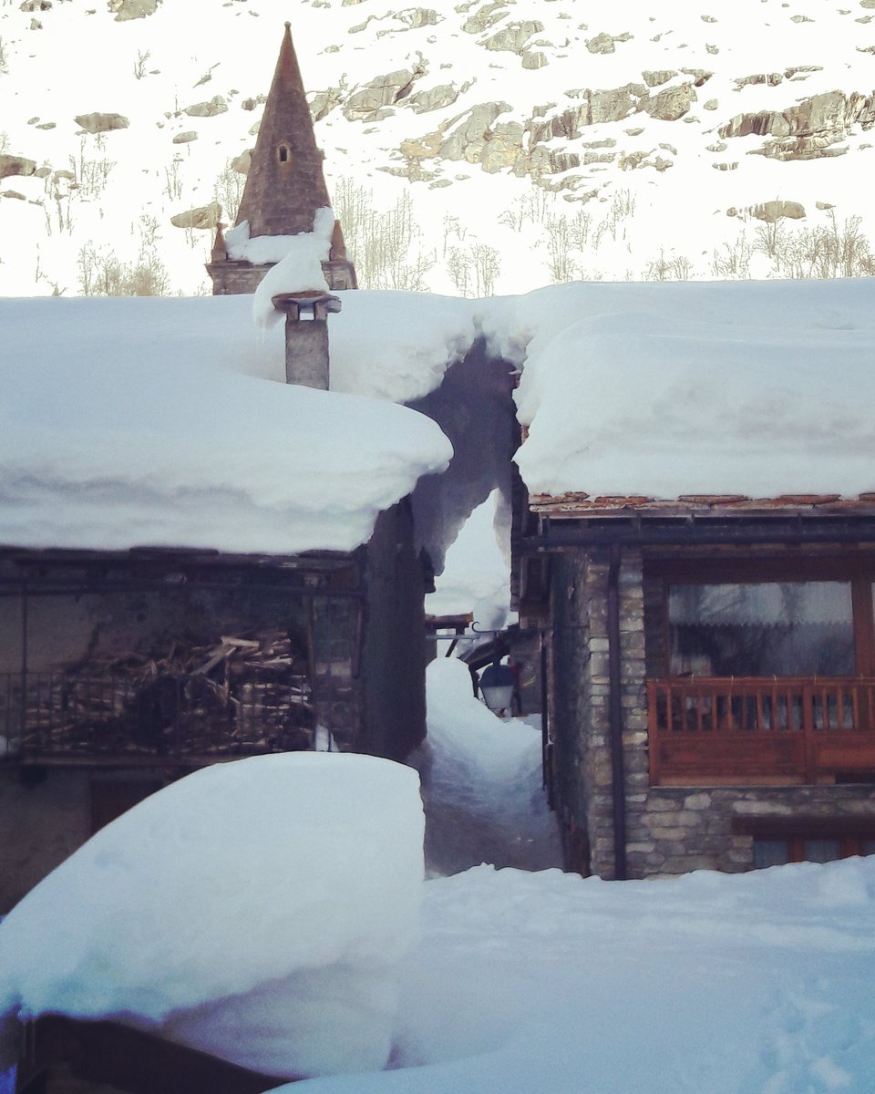 A la St Valentin, les toits de Bonneval s'embrassent... 
#bonnevalsurarc #plusbeauvillagedefrance #hautemauriennevanoise