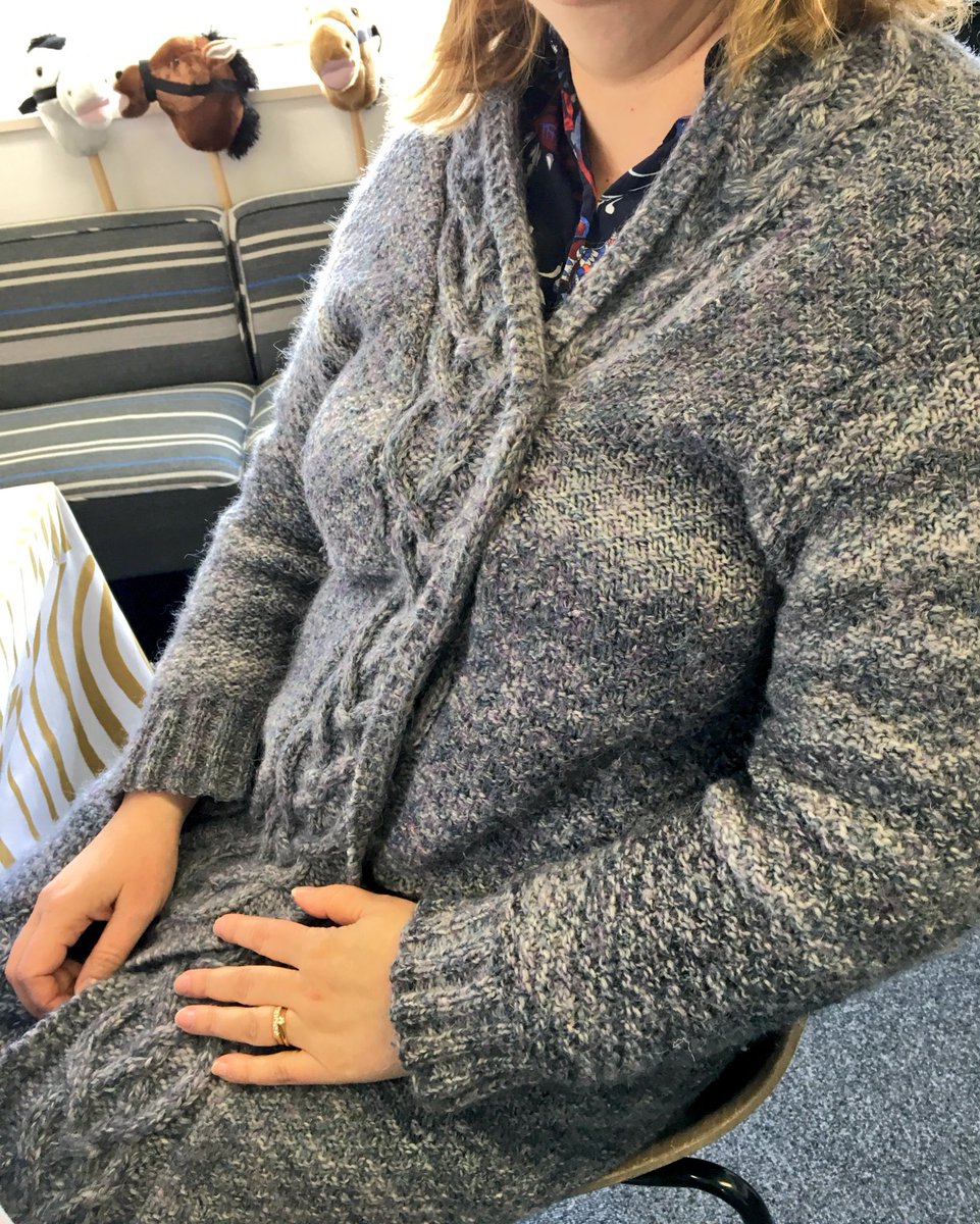 駐日フィンランド大使館 フィンランドでは編み物が身近で人気 学校の授業でも裁縫と同じように男女問わずみんな編み物 を習うんだ 大使館職員3人の力作も紹介 セーターと 毛糸の靴下 １つはまだ途中だけど 手編み靴下はフィンランド生活では欠かせない