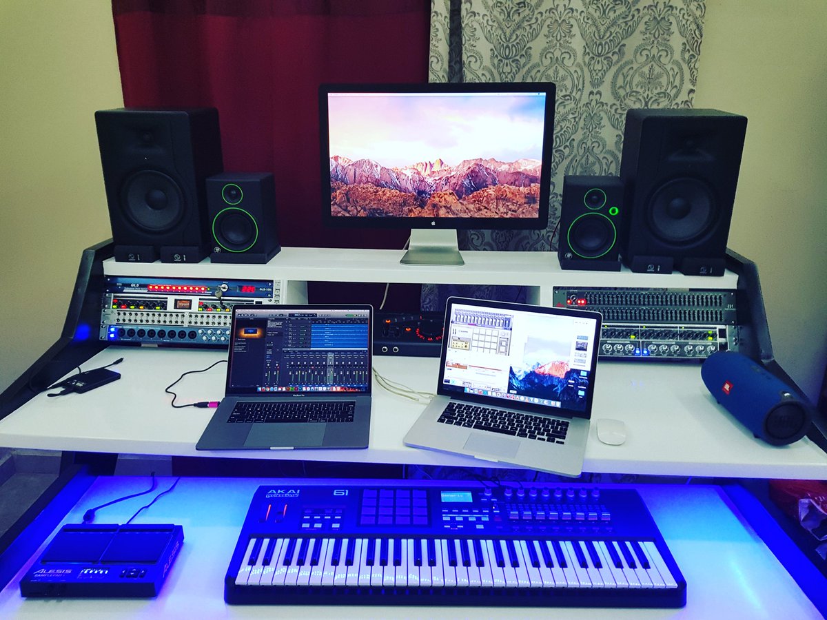 willimo's tweet photo. Happy Valentine's Day #KapRecords #Studio #Tema #Akai #mpk61 #Alesis #Samplepad4 #MacbookproRetina #macbookprotouchid #Appledisplay #Protools #Cubase #LogicPro #Custom #studiodesk https://t.co/b03YlVd9RZ