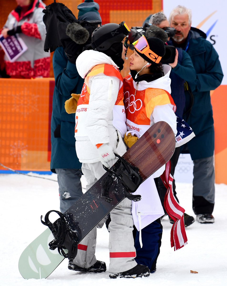 朝日新聞公式インスタグラム 平昌五輪 優勝したショーン ホワイト 左 と抱き合う銀メダルの 平野歩夢 平野選手の特集 T Co J6ocef1tmx Shaunwhite T Co F723moo0hc