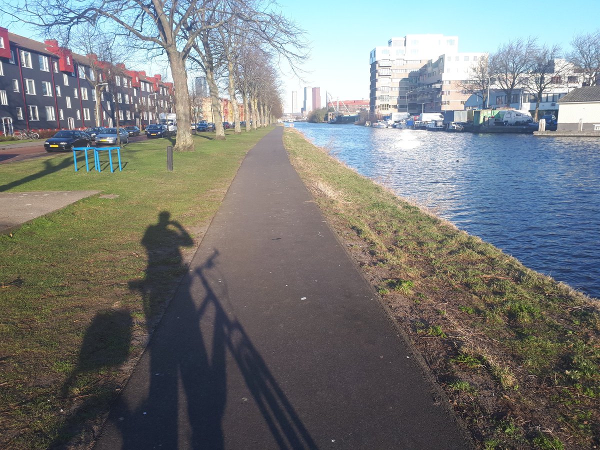 Vroege dienst in #Laak #Molenwijk.
Vanaf 10 uur bent u van harte welkom op #spreekuur #wijkagent in wijkcentrum Cromvlietplein.