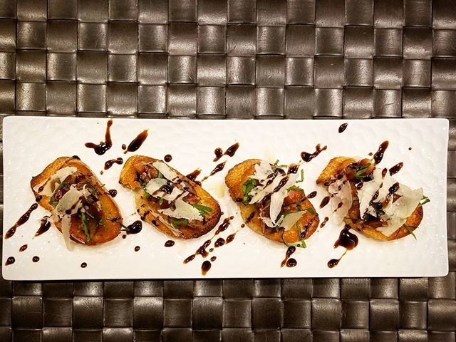 lokyee's tweet photo. #unleashing the #Italiano in me #tonight! #homemade #bruschetta with #shaved #parmigianoreggiano and #balsamicglaze
#是日小食 #小芬特製 #toasty #rustic #garlic #basil #tomato #oliveoil #evol #balsamic #breadrising #小芬私房菜 https://t.co/GyH151SVES https://t.co/fhU1M1eg9W