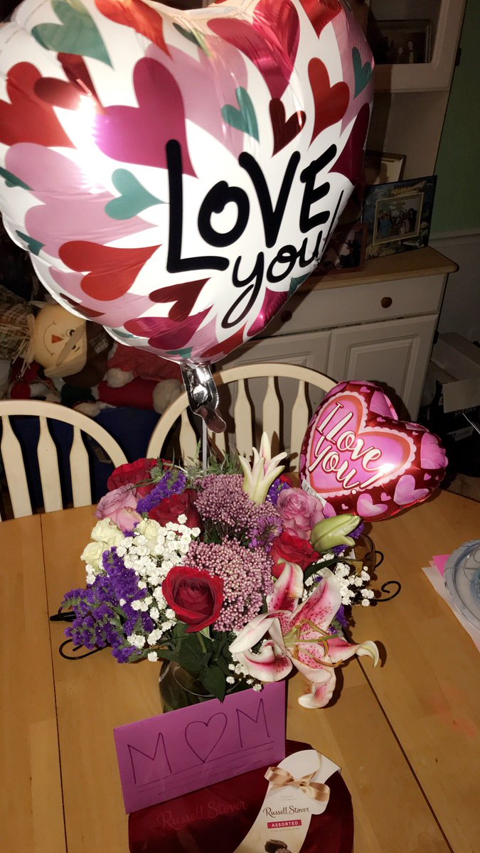 LexieGarris's tweet photo. When you break into your moms house just to leave valentines gifts for her and your siblings ❤️ https://t.co/G9fBItoqsT