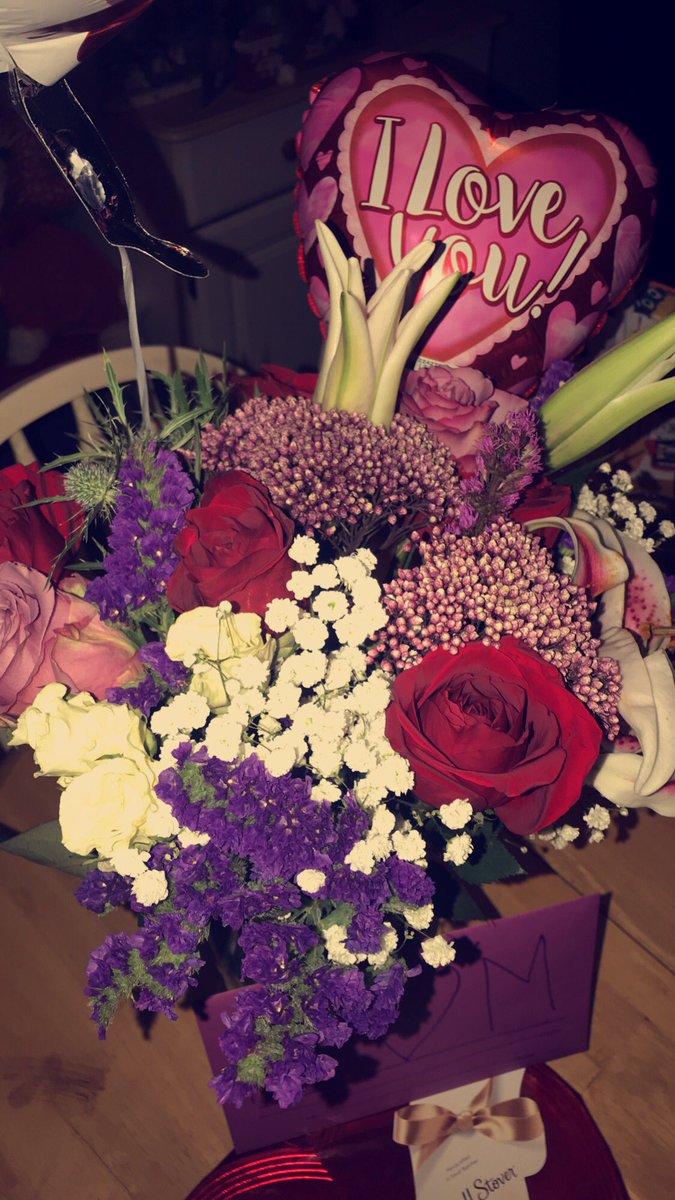 LexieGarris's tweet photo. When you break into your moms house just to leave valentines gifts for her and your siblings ❤️ https://t.co/G9fBItoqsT