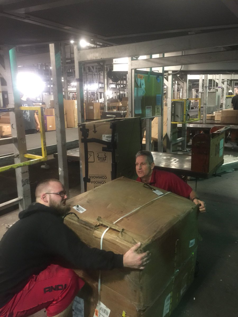 #caughtsafely our Phoenix Hub training manager Roy Whitcomb working on showing a perfect team lift with Kevin Scroggins on the Phoaz T.. Thank You @DesertMTUPSers <a href="/kennethcherry26/">Kenneth</a> <a href="/TonyTvalencia01/">TONY</a>