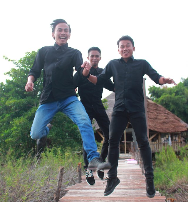 Band cool lainnya, namanya STT UE PURO. Mereka mahasiswa &amp; guru berbakat di bidang musik. Jadi, nggak salah dong kalau Institut Mosintuwu menjadikan mereka salah satu Band dalam Album Kompilasi Tana Poso: Ingatan Tentang Alam. #AlbumTanaPoso #InstitutMosintuwu #AnakmudaPoso