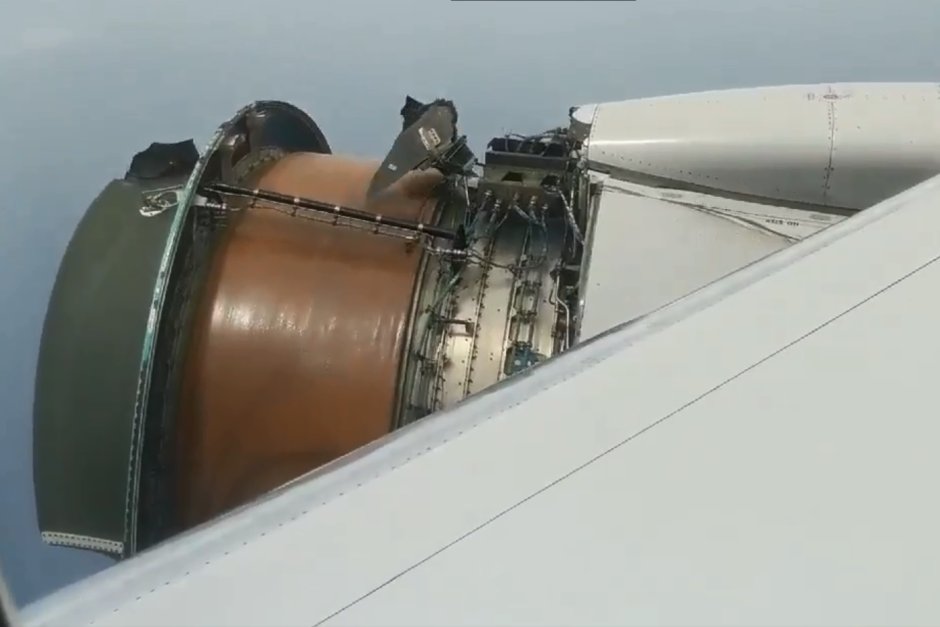 abcnews's tweet photo. The sight of an engine covering ripping off a plane mid-flight shocked passengers travelling from San Francisco to Honolulu  https://t.co/NkFd3cGENC (Pic: Twitter/Erik Haddad) https://t.co/bz1FMoVJvo