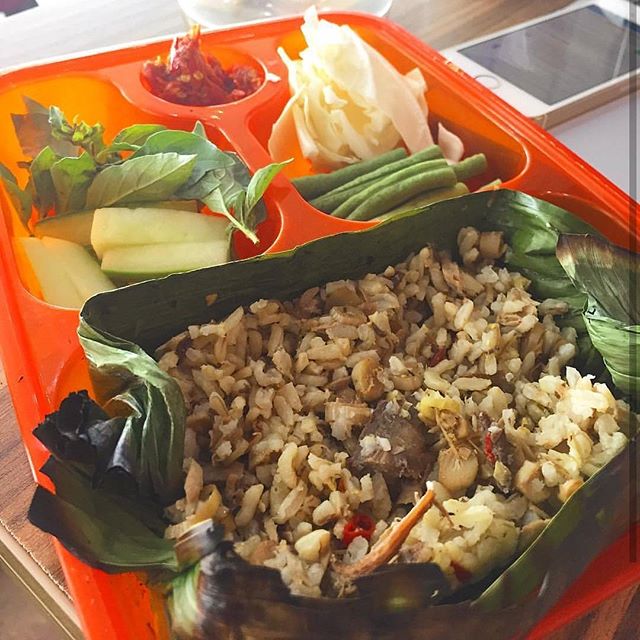 Salah satu menu baru Indonesia kami 😁 Nasi Bakar Cakalang &amp; Sayur Asam 💁🏼